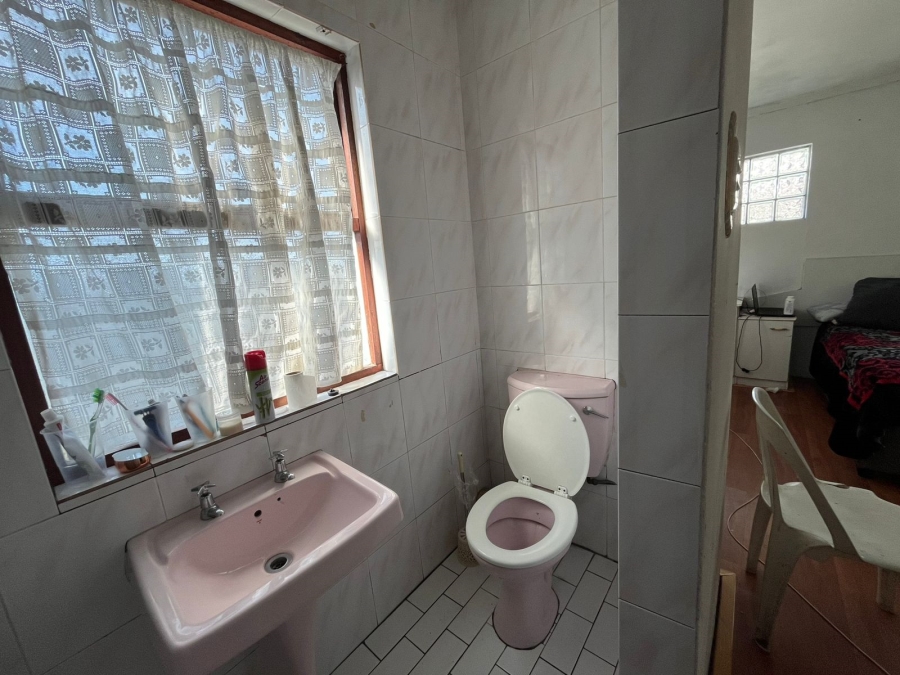 5 Bedroom Property for Sale in Grassy Park Western Cape